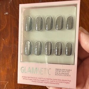 Glamnetic Silver Press-On Nails - Short Round (30 Pack)